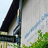 Die Albert-Merglen-Schule steht heute in der Heinrich-Heine-Straße, gleichzeitig am Rand des Industriegebiets, wo ZF und RRPS ihre Werke ...