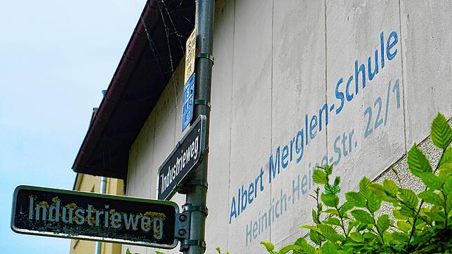 Die Albert-Merglen-Schule steht heute in der Heinrich-Heine-Straße, gleichzeitig am Rand des Industriegebiets, wo ZF und RRPS ihre Werke ...