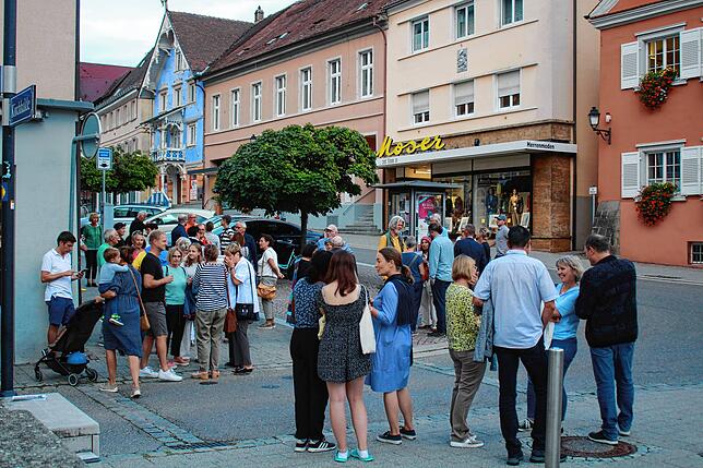 Dank der lauen Temperaturen blieben viele Besucher lange in der Stadt, flanierten die Kunstmeile entlang und genossen die verschiedenen ...