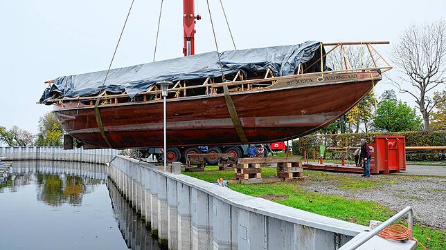 Alle vier Jahre wird die Lädine über den Winter generalüberholt. Jetzt war es wieder so weit: Mithilfe eines Autokrans wurde das Schiff ...