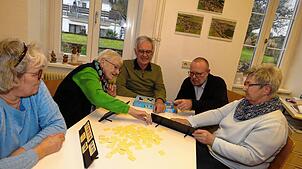In lockerer Runde spielen diese drei Damen beim Donnerstags-Treff Rummy: Angela Lehnhof (von links), Helga Laufer und Klara Schwarz. ...