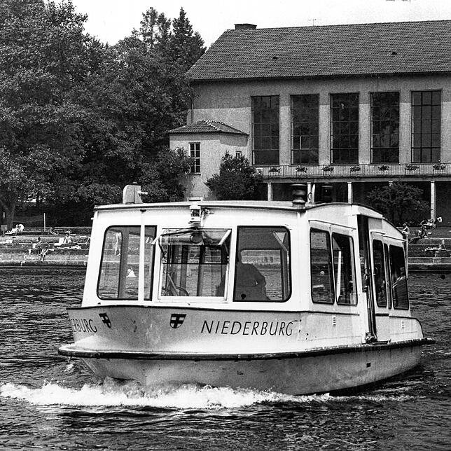 Damals kostete die Fahrt 20 Pfennig: Vor dem Bau der Fahrradbrücke hat eine kleine Fähre jahrzehntelang die Verbindung über den Seerhein ...