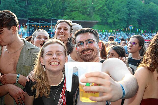 Bild 10: Festivalsommer startet – Fans feiern ausgelassen beim Campus-Festival