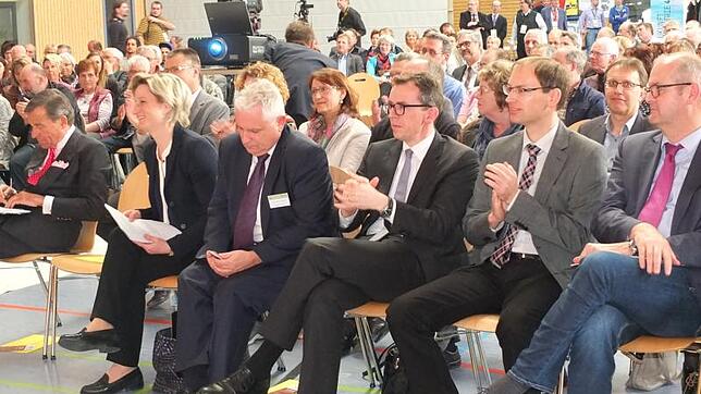 Immer wieder eine Plattform für Persönlichkeiten aus Forschung, Wirtschaft, Industrie und Handwerk ist der Existenzgründertag in ...