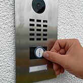 Das elektronische Haustürschloss wird bei Anton Jochim mit dem Transponder geöffnet.