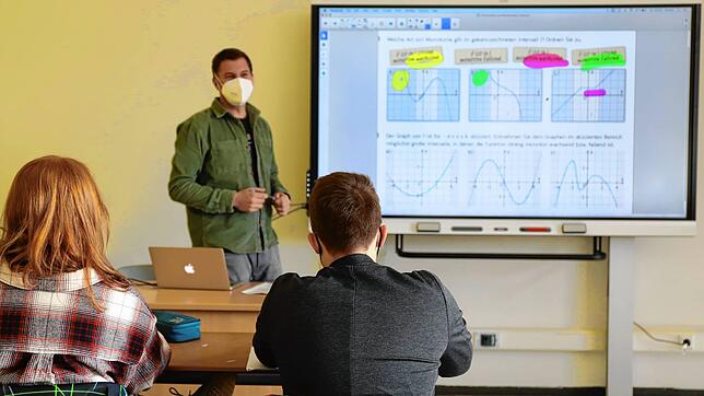 Florian Gauland unterrichtet die 10a des Friedrich-Wöhler-Gymnasiums an einer digitalen Tafel. Vor den Fasnachtsferien wurden alle ...