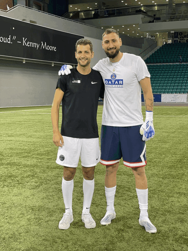 Patrick Bäurer mit Gianluigi Donnarumma, Marquinhos und Nuno Mendes.