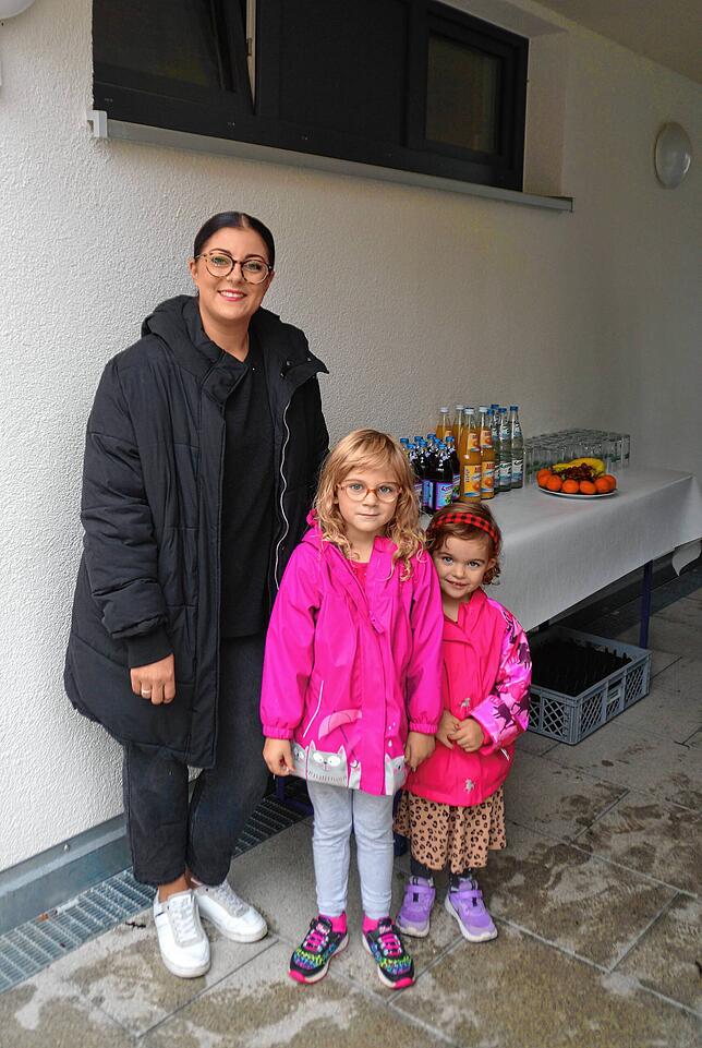 Corina Fischer freut sich, dass Soleil und Mirelle (r.) Nachbarskinder kennenlernen.