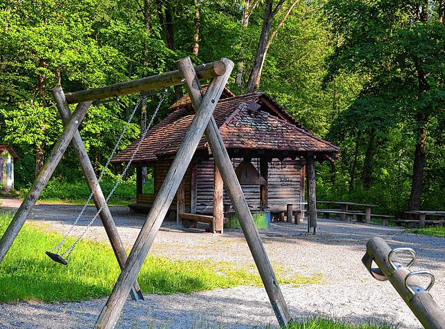 Neben der Grillhütte am Gehrenberg gibt es auch einen Spielplatz, außerdem ein Klohäuschen. Wer dort grillen möchte, muss den Platz ...