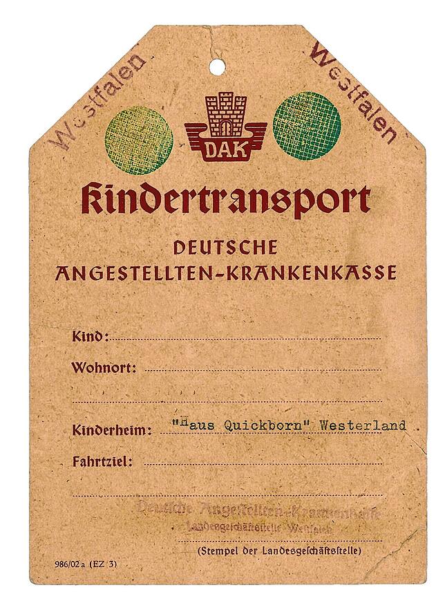 Karte für einen „Kindertransport“ zum Umhängen: Die Kurkinder waren eher Nummern als Individuen. Oft waren sie in der Bahn ...