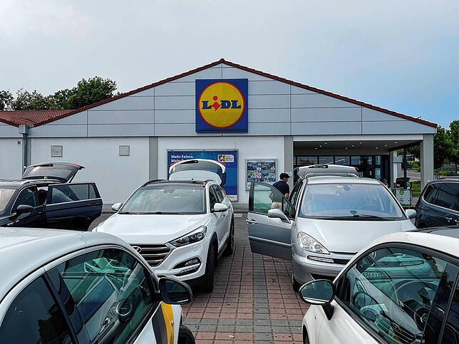 Auf diesem Parkplatz vor dem Lidl in Lottstetten fand der Zugriff durch schwer bewaffnete Elitebeamte am 22. Juni 2023 statt.