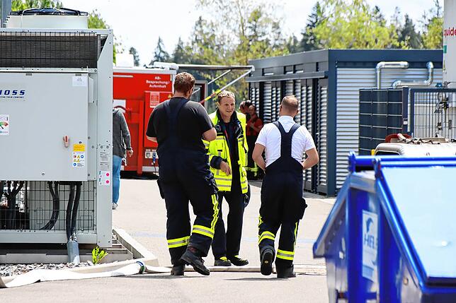 Vor Ort im Einsatz ist unter anderem die Feuerwehr Mönchweiler mit Kommandant Gerd Wimmer (Bildmitte). Die Feuerwehr übernimmt an der ...
