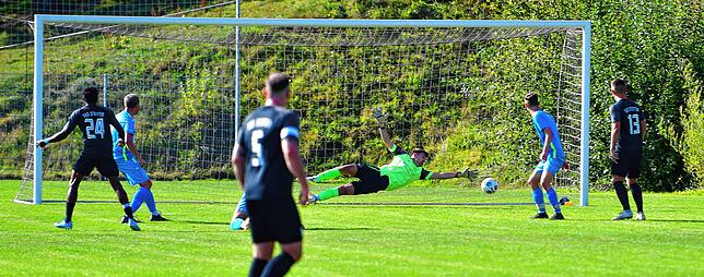 Führungstreffer: Buba Ceesay (Nr. 24) zielt ins lange Eck und trifft zum 1:0 für den TuS Stetten beim SV Buch.