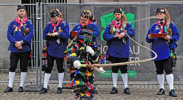 Bild 15: Große und kleine Hänsele ließen die Karbatschen in Überlingen knallen