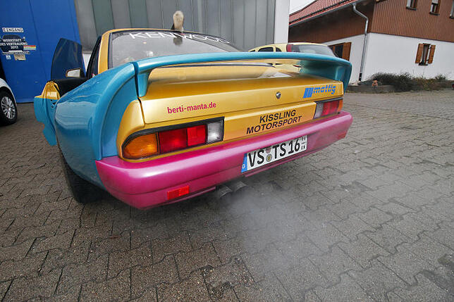 Drückt Sabo auf das Gaspedal, röhrt und qualmt hinten der Doppelauspuff.