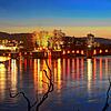 Die Rheinbrücke in Rheinfelden erstrahlt in diesem Jahr in wechselnden Farben.