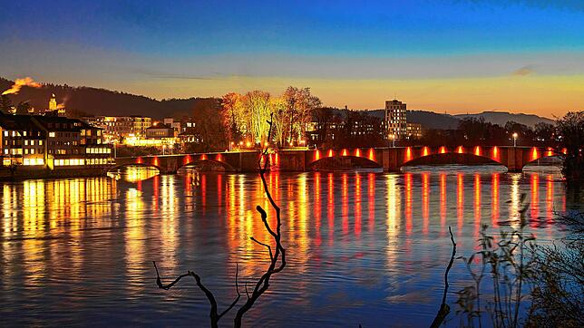 Die Rheinbrücke in Rheinfelden erstrahlt in diesem Jahr in wechselnden Farben.