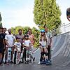 Die Skaterinnen und Skater des KNallbrett e.V. an der Miniramp an der Schänzlewiese. Rechts im Bild skatet Vorstand Jacob Mauersberger.