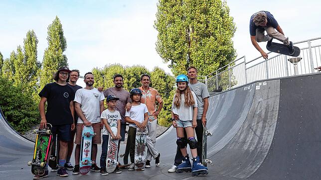Die Skaterinnen und Skater des KNallbrett e.V. an der Miniramp an der Schänzlewiese. Rechts im Bild skatet Vorstand Jacob Mauersberger.