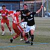 Der Hinterzartener Manuel Birkle (rotes Trikot, mitte) kämpft mit dem Schonacher Mauro Guaglianone um den Ball.