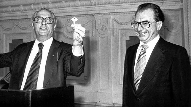 Das Ende einer politischen Karriere: Eine symbolische Schlüsselübergabe markiert am 22. März 1978 in Stuttgart der Wechsel im ...