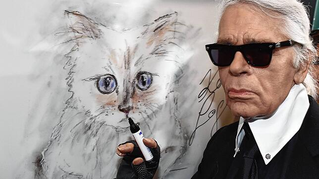 Designer Karl Lagerfeld im Jahr 2015 bei der Vernissage &bdquo;Corsa Karl und Choupette&ldquo; für seinen Fotokalender neben einer ...