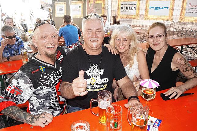 Stefan Sekul, Jogi und Manuela Schleeh sowie Michela Sekul sind treue Stammgäste des Wollmatiger Dorffests.