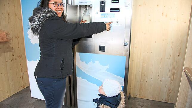 Jonica Kienzler zeigt, wie ihre neue Milchtankstelle funktioniert, die ab kommenden Mittwoch, 27. November, offiziell in Betrieb geht.