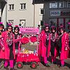 2019 verkleideten sich die Frauen der Familiengruppe Kratt als pinke Narrenrätinnen mit passendem Bollerwagen. Archivbild: Stephanie Kratt