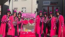 2019 verkleideten sich die Frauen der Familiengruppe Kratt als pinke Narrenrätinnen mit passendem Bollerwagen. Archivbild: Stephanie Kratt