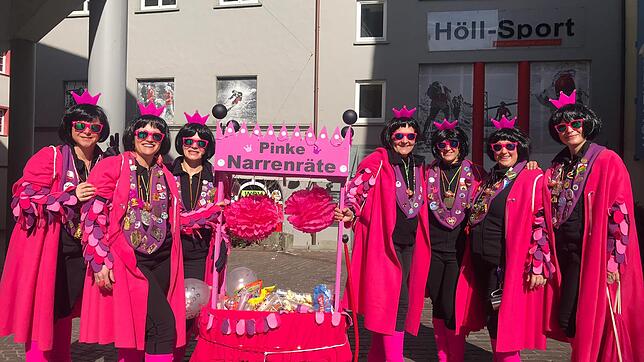 2019 verkleideten sich die Frauen der Familiengruppe Kratt als pinke Narrenrätinnen mit passendem Bollerwagen. Archivbild: Stephanie Kratt