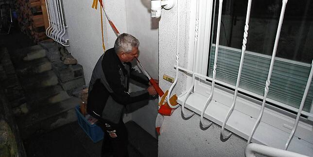 Die Türen zur Souterrainwohnung, wo der Brand ausbracht, ist verschlossen, denn die Raumluft wird mit einem Ozongerät gereinigt.