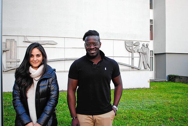 Firuze Köycu und Miguel Pindi absolvieren an der Kaufmännischen Schule in Waldshut ein BWL-Studium. Sie sind die ersten Teilnehmer des ...