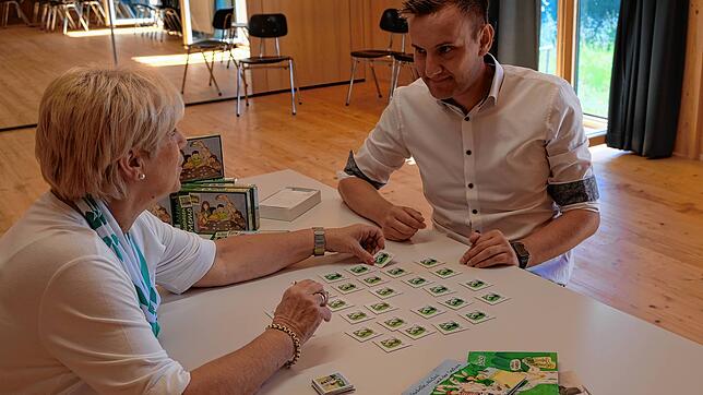Maria Münzer und Franz Lißner probieren das neue Seehasen-Memo aus.