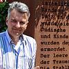 Matthias Moor alias Carsten Arbeiter an der Gedenktafel für die 1938 in der Reichspogromnacht zerstörte Synagoge in der Randegger ...