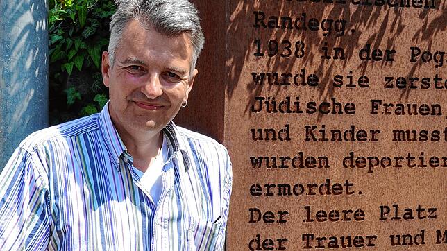 Matthias Moor alias Carsten Arbeiter an der Gedenktafel für die 1938 in der Reichspogromnacht zerstörte Synagoge in der Randegger ...