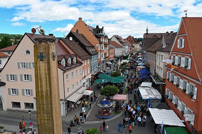 Ab 12 Uhr zieht es immer mehr an und die Straßen füllen sich zunehmen. Je mehr Sonne, desto mehr Menschen, galt beim Straßenfest.
