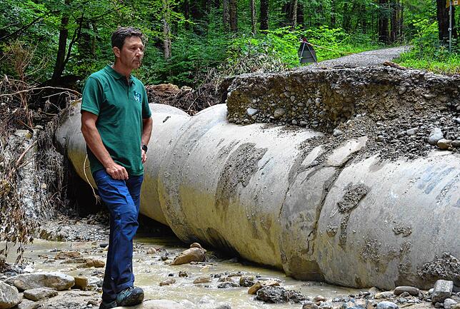 Hier haben die Wassermassen ein ganzes Wegstück forgerissen und die Dohle mit 1,50 Metern Durchmesser gänzlich verstopft, berichtet ...