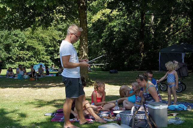 Am Wasser geht, im Wasser derzeit nicht: Familie Günter aus Fischbach und Familie Egg aus der Nähe von Köln haben Verständnis dafür, ...