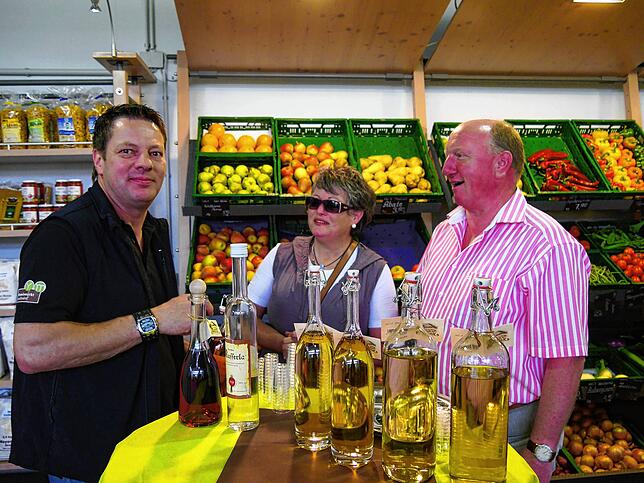 Andreas Hägele (links) im Gespräch mit Kunden des Vitaminmarkts Staufenhof in Hilzingen, den er zusammen mit seiner Frau Manuela betreibt.