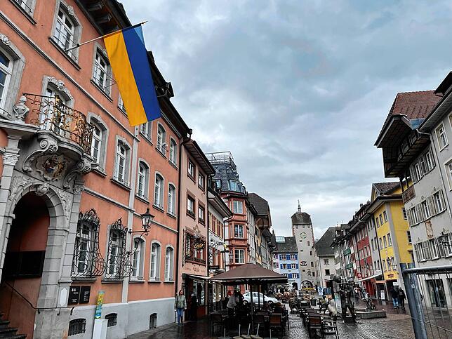 Derzeit hängt am Rathaus in Waldshut die ukrainische Flagge.