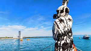 Der Seehas selbst nutzt das Schiff, auch die Besucher sollten nach Möglichkeit mit öffentlichen Verkehrsmitteln anreisen.