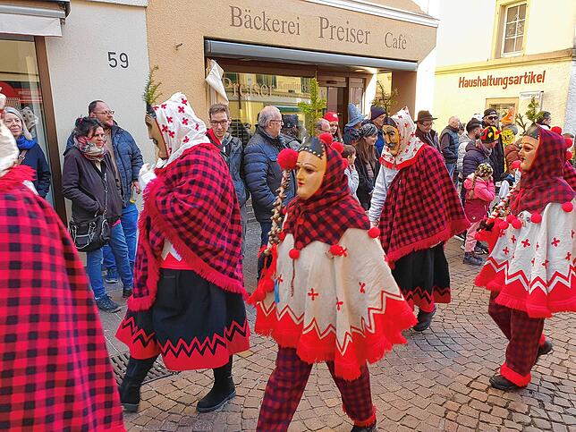 Bild 12: So bunt ist der Umzug beim großen Narrentreffen in Tiengen