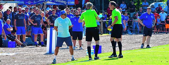 Diskussionen: Schiedsrichter Steffen Fante (rechts) – hier im Disput mit Trainer Giuseppe Stabile vom SV BW Murg – zückte in ...