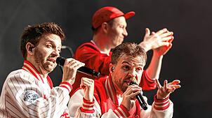 Wo sie sind, ist gute Stimmung garantiert: Die „Stubete Gäng“, hier Anfang Juni beim Seefestival in Radolfzell, spielt ihren urbanen ...
