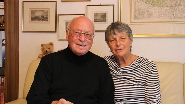 Der neue Ehrenbürger der Stadt Radolfzell auf dem heimischen Sofa in Markelfingen: Helmut Haselberger und seine Frau Ulrike sind ...