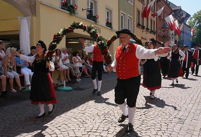 Mit Blumenbögen: Die Trachten- und Volkstanzgruppe Ottenhöfen zeigt sich mit diesem Schmuck von ihrer besten Seite.