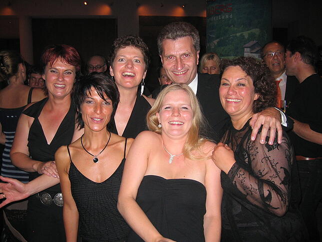 Beim Auftritt auf der Stallwächterparty 2005 in der Landesvertretung in Berlin macht die Band ein Foto zusammen mit dem damaligen ...