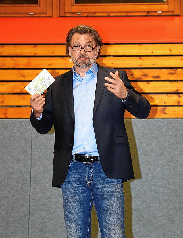 Roland Martin bewegt sich auf der Bühne.