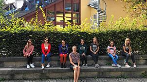 Die Kursteilnehmerinnen des Vhs Feriencamps &bdquo;Schreibwerkstatt&ldquo; mit Dozentin Marcella Rosenberger. Der Kurs wurde in ...